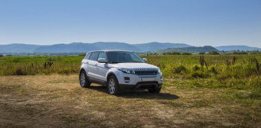 Araba Land Rover Range Rover Samara, Rusya'nın city yakınındaki güneşli bir sonbahar gününde alanıdır. 1 Ağustos 2018