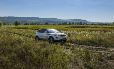Araba Land Rover Range Rover Samara, Rusya'nın city yakınındaki güneşli bir sonbahar gününde alanıdır. 1 Ağustos 2018