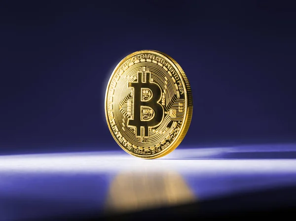 Guldmynt Bitcoin på blå bakgrund. Kryptovaluta. — Stockfoto