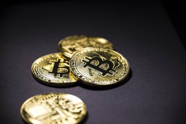 Altın sikke Bitcoin koyu arka plan üzerinde. Cryptocurrency.