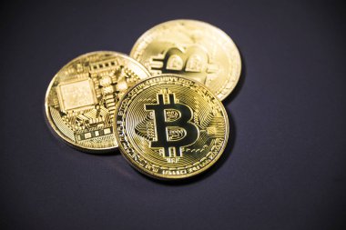 Altın sikke Bitcoin koyu arka plan üzerinde. Cryptocurrency.