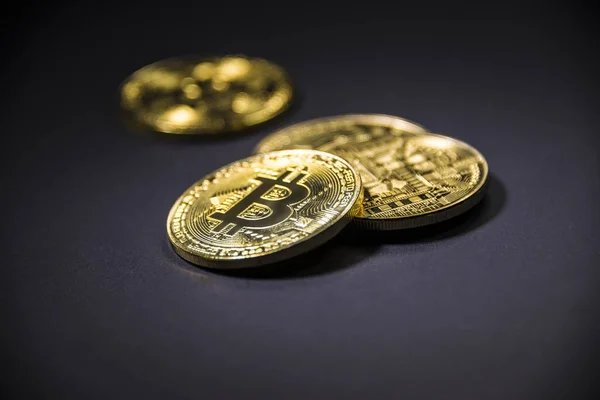 Guldmynt Bitcoin på mörk bakgrund. Kryptovaluta. — Stockfoto