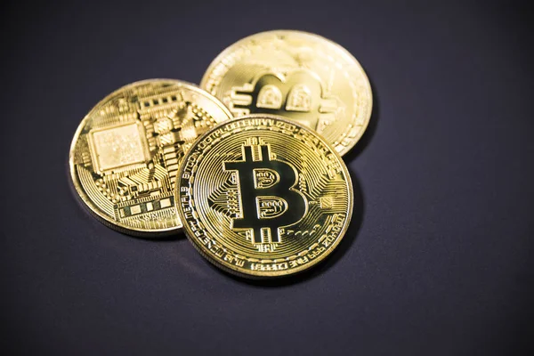 Guldmynt Bitcoin på mörk bakgrund. Kryptovaluta. — Stockfoto