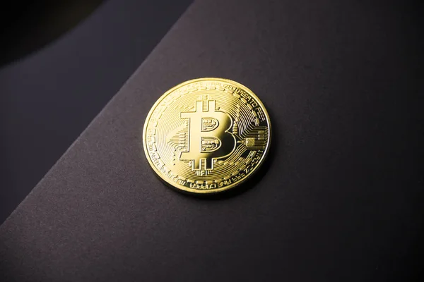 Guldmynt Bitcoin på mörk bakgrund. Kryptovaluta. — Stockfoto