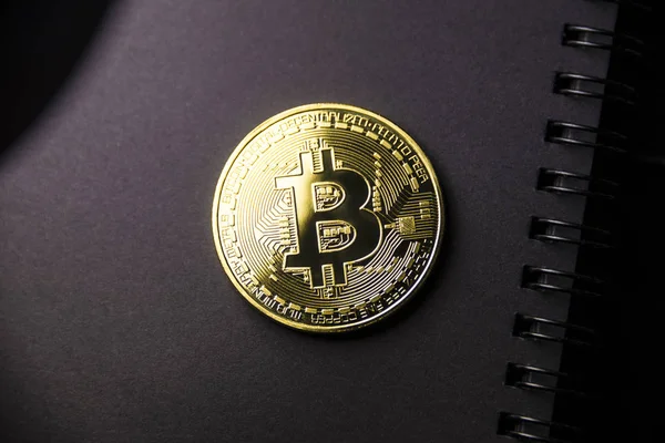 Guldmynt Bitcoin på mörk bakgrund. Kryptovaluta. — Stockfoto