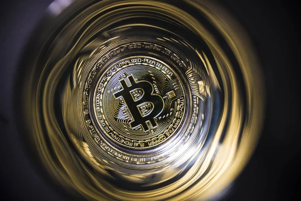 Guldmynt Bitcoin på abstrakt bakgrund... Kryptovaluta. — Stockfoto