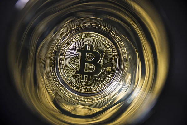 Guldmynt Bitcoin på abstrakt bakgrund... Kryptovaluta. — Stockfoto