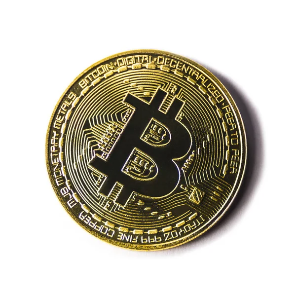 Gyllene Bitcoin mynt på vit bakgrund. Kryptovaluta. — Stockfoto