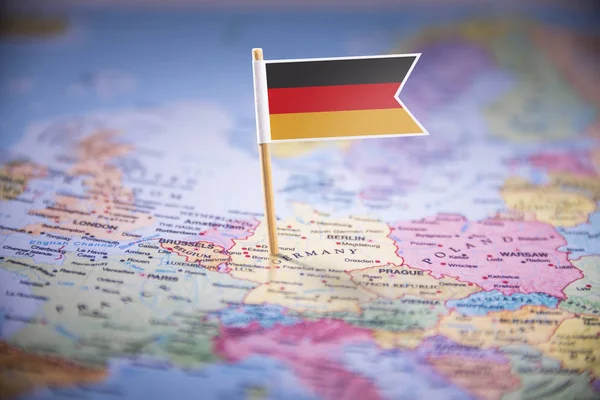 Harita üzerinde bir bayrakla işaretlenmiş Almanya — Stok fotoğraf