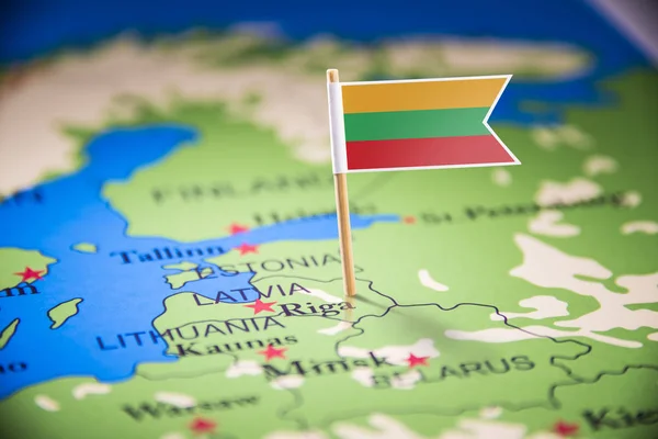 Lituânia marcada com uma bandeira no mapa — Fotografia de Stock