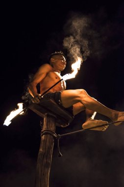 Phi Phi don Island, Tayland tarihinde yangın gösteri. Gece 17 Aralık 2018.