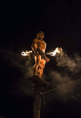 Phi Phi don Island, Tayland tarihinde yangın gösteri. Gece 17 Aralık 2018