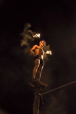 Phi Phi don Island, Tayland tarihinde yangın gösteri. Gece 17 Aralık 2018