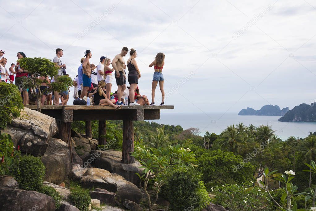Thai Taetowierte Zierlicher Pov