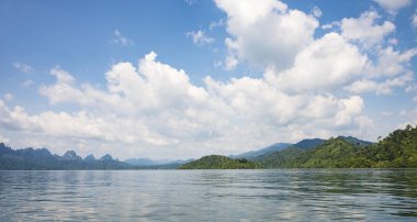 Khao Sok Milli parkta manzara. Dağ ve göl güneşli bir günde