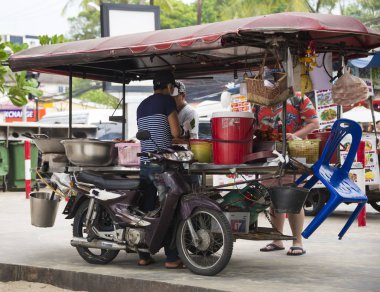 Sokakta yemek satan. Patong Island Phuket Tayland 24 Aralık 2018