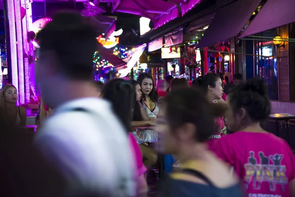 Gece hayatı sokak Bangla Yolu'na Patong Phuket Tayland. 15 Aralık 2018
