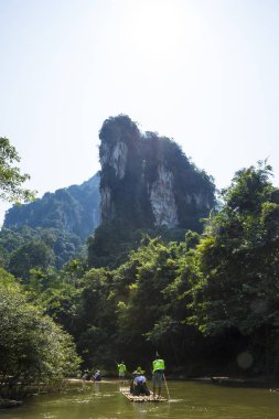 Nehir Khao Sok Tayland ulusal parkta rafting. Gün 23 Aralık 2018