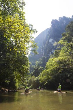 Nehir Khao Sok Tayland ulusal parkta rafting. Gün 23 Aralık 2018