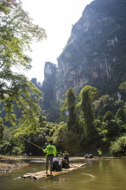 Nehir Khao Sok Tayland ulusal parkta rafting. Gün 23 Aralık 2018