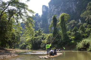 Nehir Khao Sok Tayland ulusal parkta rafting. Gün 23 Aralık 2018