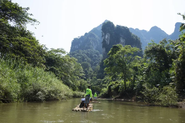 Nehir Khao Sok Tayland ulusal parkta rafting. Gün 23 Aralık 2018