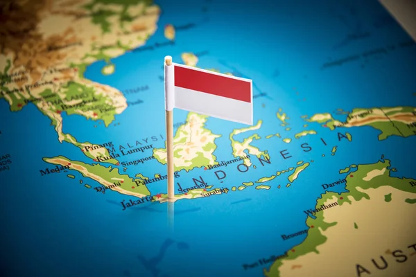 Indonesia contrassegnata con una bandiera sulla mappa — Foto Stock