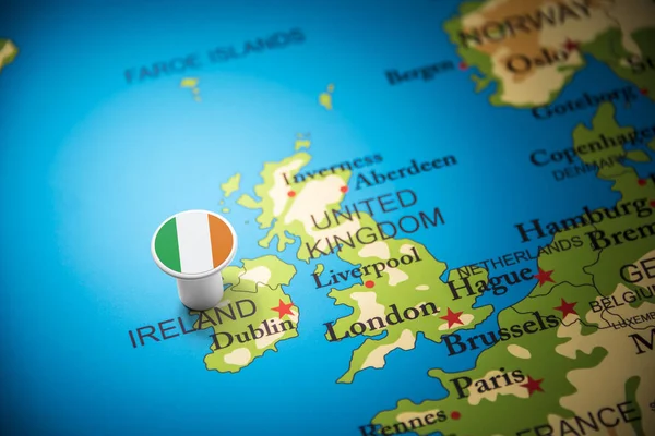 Ирландия отмечена флагом на карте — стоковое фото