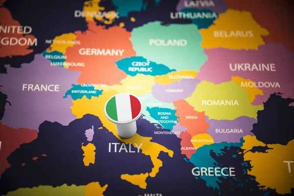 Italia segnata con una bandiera sulla mappa — Foto Stock