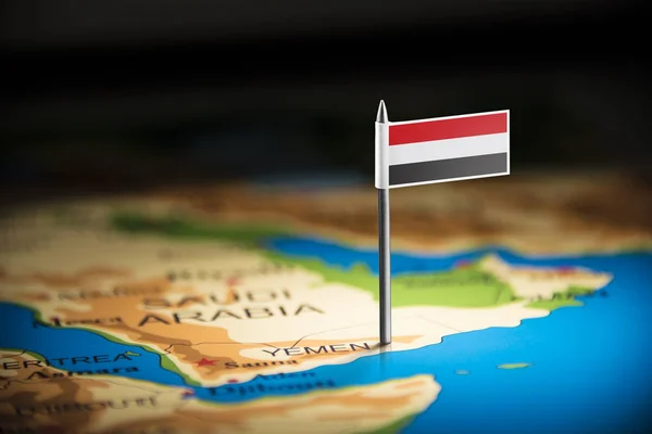 Yemení marcado con una bandera en el mapa — Foto de Stock