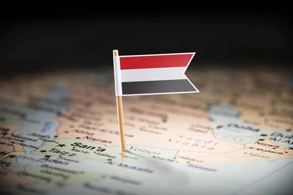 Yemení marcado con una bandera en el mapa — Foto de Stock