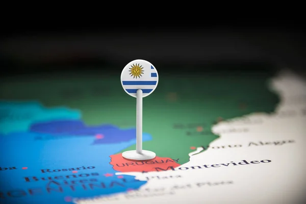 Uruguay marcado con una bandera en el mapa — Foto de Stock