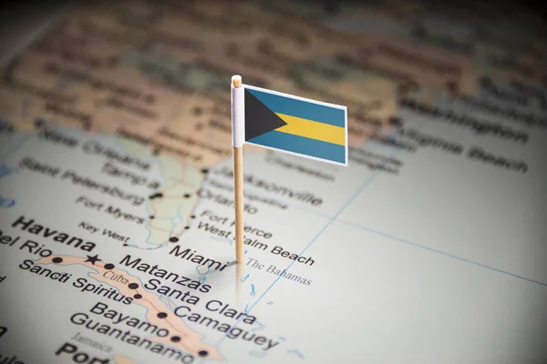 Bahamas marcadas com uma bandeira no mapa — Fotografia de Stock