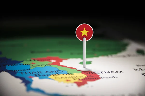 Vietnam gemarkeerd met een vlag op de kaart — Stockfoto