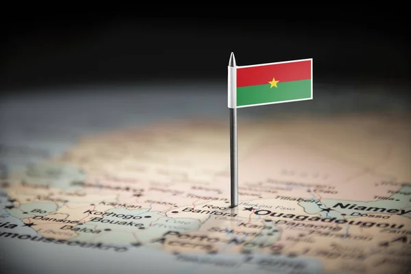 Burkina Faso marcado con una bandera en el mapa — Foto de Stock