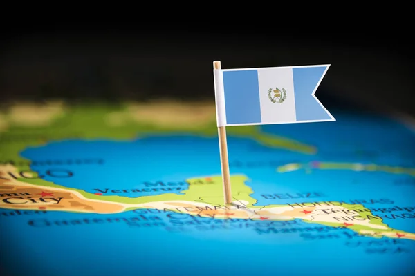 Guatemala gemarkeerd met een vlag op de kaart — Stockfoto