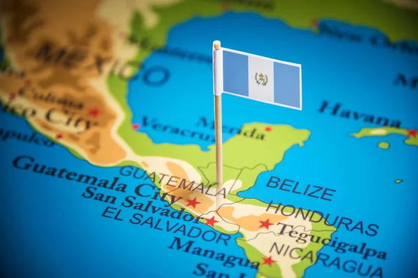 Guatemala segnato con una bandiera sulla mappa — Foto Stock