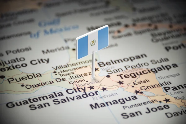Guatemala gemarkeerd met een vlag op de kaart — Stockfoto