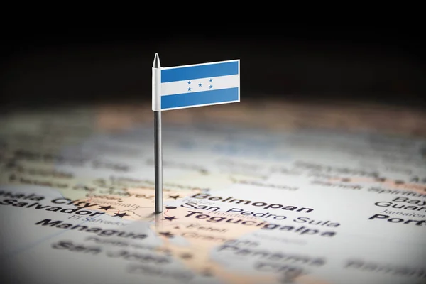 Honduras gemarkeerd met een vlag op de kaart — Stockfoto