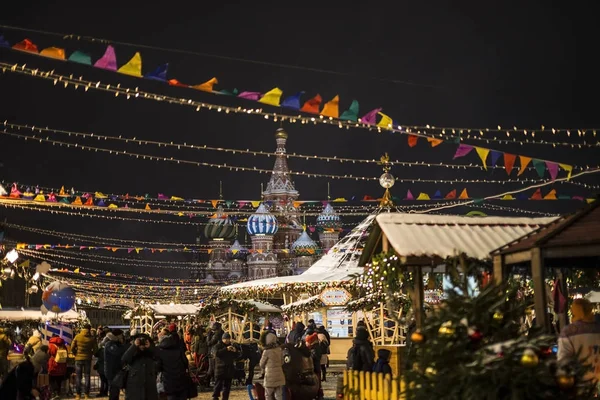 Bożonarodzeniowe targi w Moskwie na placu Czerwonym w Rosji. Wieczorem dnia 14 stycznia 2019 r. — Zdjęcie stockowe