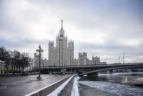 The skyscraper on Kotelnicheskaya embankment in Moscow Russia. Day 16 January 2019 — Stock Photo, Image