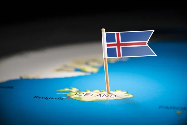 Islandia marcado con una bandera en el mapa — Foto de Stock