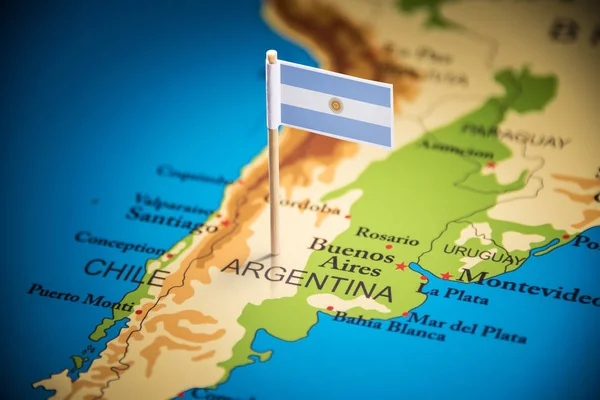 Argentinien mit einer Flagge auf der Karte markiert — Stockfoto