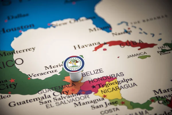 Belize markiert mit einer Flagge auf der Karte — Stockfoto