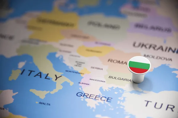 Bulgária marcada com uma bandeira no mapa — Fotografia de Stock