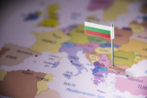 Bulgaria marcado con una bandera en el mapa — Foto de Stock