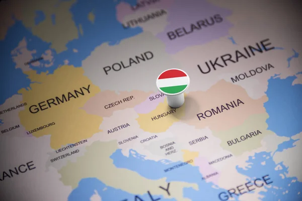 Hungria marcada com uma bandeira no mapa — Fotografia de Stock