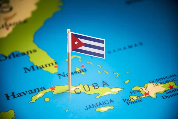 Cuba marqué d'un drapeau sur la carte — Photo