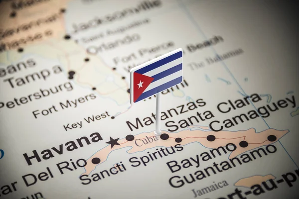 Kuba s vlajkou na mapě — Stock fotografie