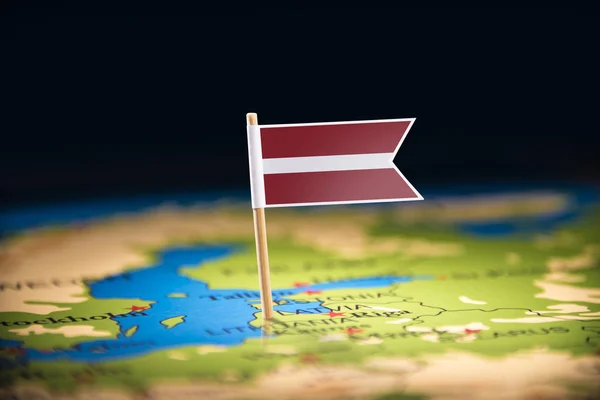 Harita üzerinde bir bayrakla işaretlenmiş Letonya — Stok fotoğraf